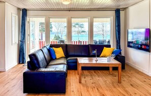 Una Smart TV, una chimenea