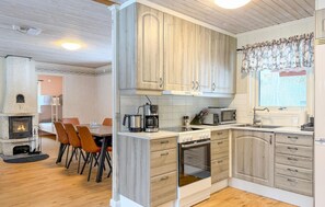 ثلاجة، موقد طهي مسطح، غسالة أطباق، ماكينة لصنع القهوة/الشاي