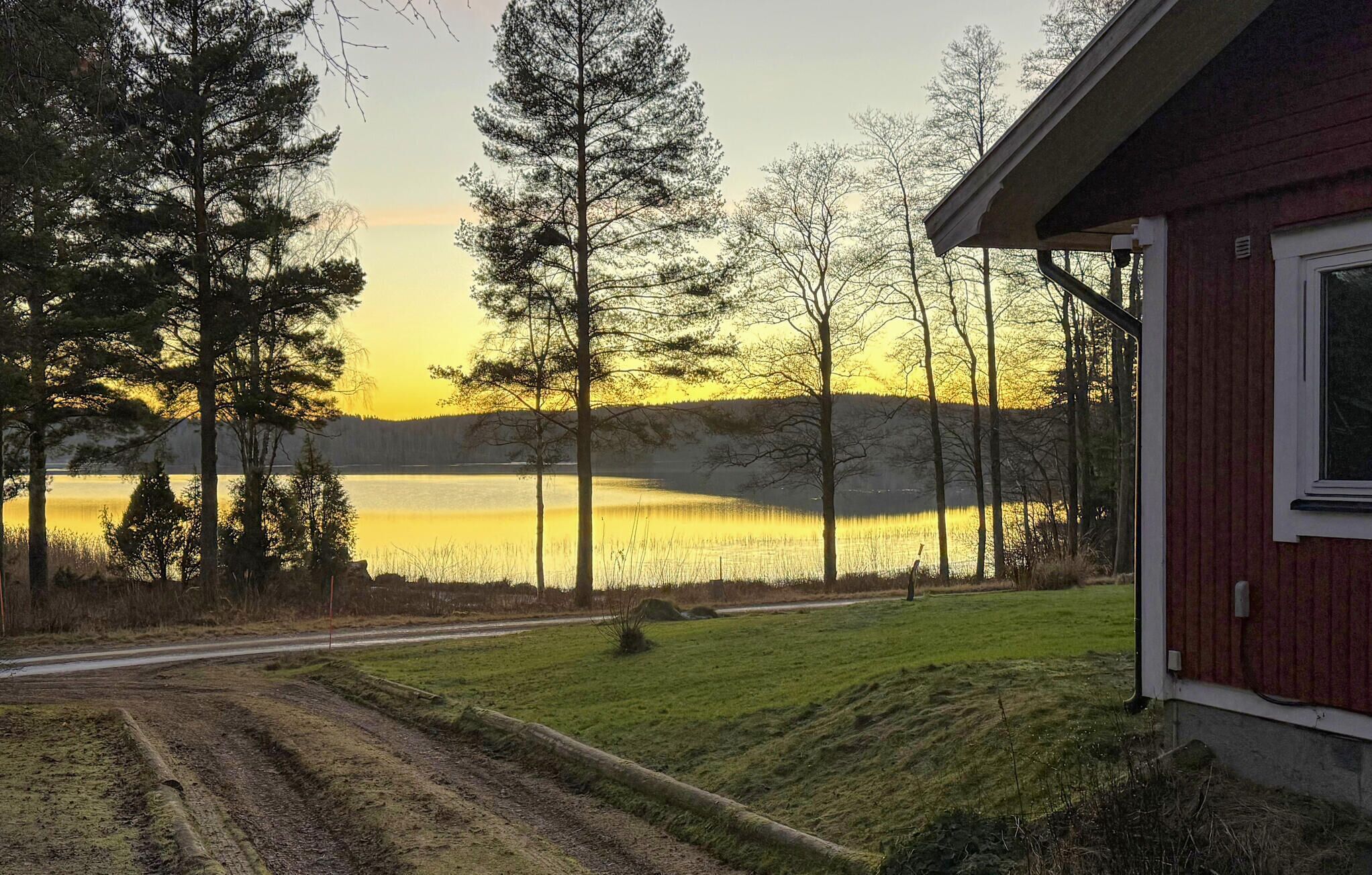 A house with a view of a lake and trees.