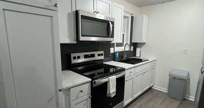 5 Mins to FLW Gate-Sleeps 10-Newly Remodeled