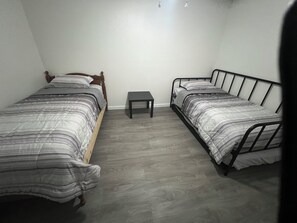 Tabla de planchar con plancha y ropa de cama