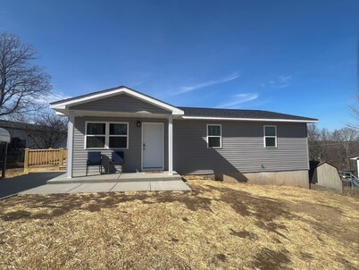 5 Mins to FLW Gate-Sleeps 10-Newly Remodeled