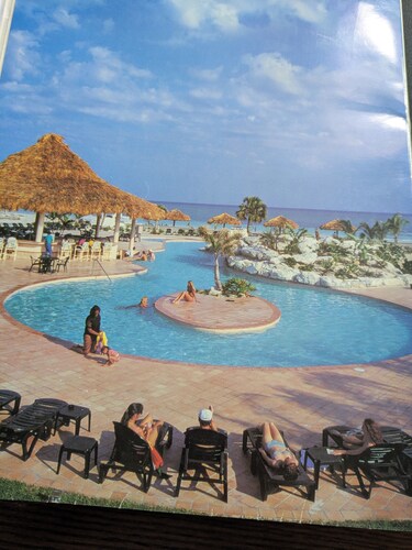 Bahamas resort with 2 bedrooms, 2 bathrooms, full kitchen, living room, beach