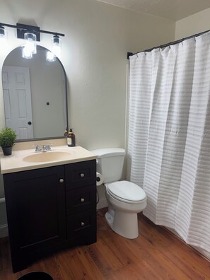 Sèche-cheveux, serviettes fournies, savon, papier toilette