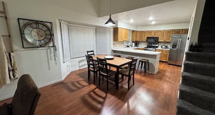 Serene 3-bedroom townhome in welcoming Evanston perfect for relaxing.