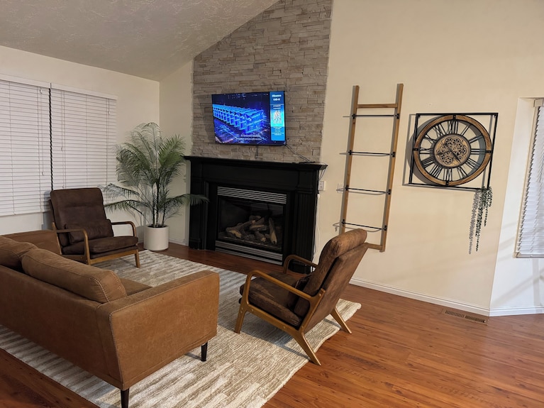Serene 3-bedroom Townhome In Welcoming Evanston Perfect For Relaxing. - Evanston, WY