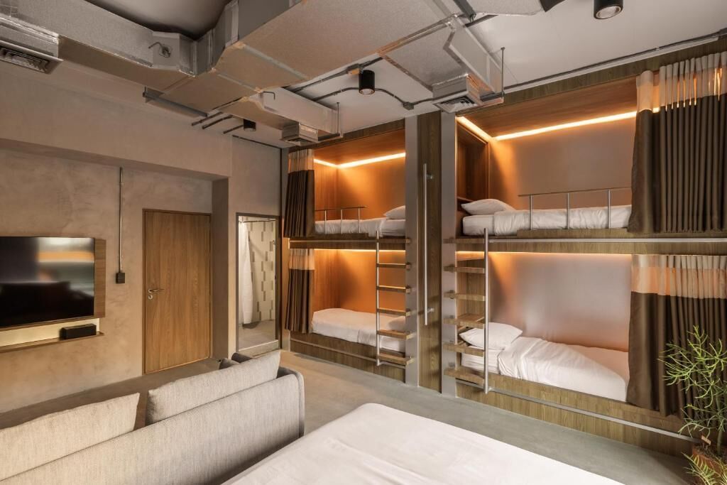 Familienzimmer, Mehrere Betten, Stadtblick | Individuell dekoriert, individuell eingerichtet, Verdunkelungsvorhänge