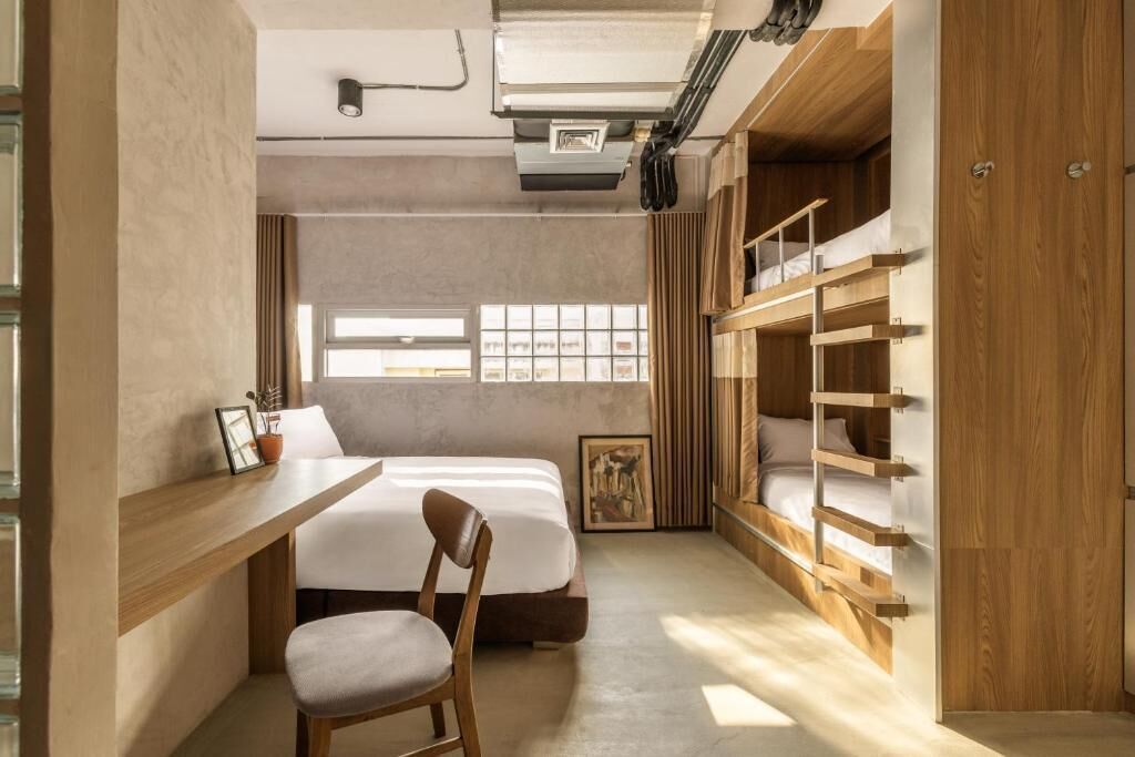 Economy-Vierbettzimmer, Mehrere Betten, Stadtblick | Individuell dekoriert, individuell eingerichtet, Verdunkelungsvorhänge