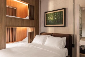 Triple Room with Private Bathroom | Decoración individual, mobiliario individual, cortinas opacas