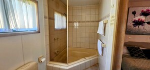 Standard Cabin, 1 Bedroom, Private Bathroom | Bathroom - Howlong Caravan Park (Howlong)