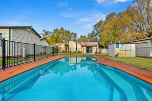 Una piscina al aire libre