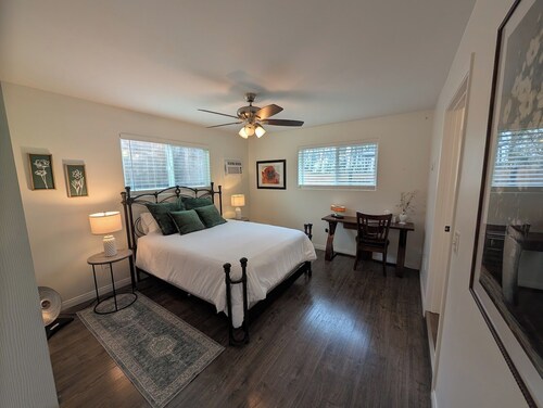 Cute Cozy 1-bedroom house w/Hot Tub