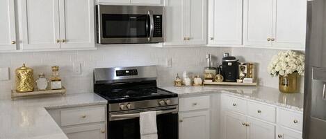 Micro-ondes, four, plaque de cuisson, lave-vaisselle