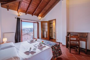 Family House, Multiple Bedrooms (Al Vecchio Castello) | 2 bedrooms, iron/ironing board, WiFi, bed sheets - Al Vecchio Castello (Leggiuno)