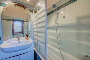 Familienhaus, Mehrere Schlafzimmer (Al Vecchio Castello) | Badezimmer | Duschwanne, Haartrockner, Bidet, Handtücher