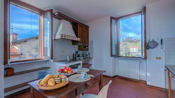Casa familiare, camere multiple (Al Vecchio Castello) | Cucina privata | Frigorifero, microonde, forno, piano cottura