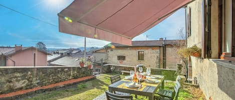 Family House, Multiple Bedrooms (Al Vecchio Castello) | Outdoor dining