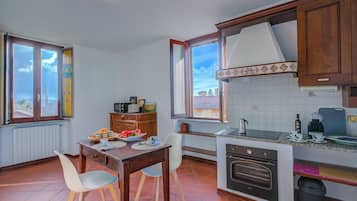 Casa familiare, camere multiple (Casa al Castello) | Cucina privata | Frigorifero, microonde, forno, piano cottura