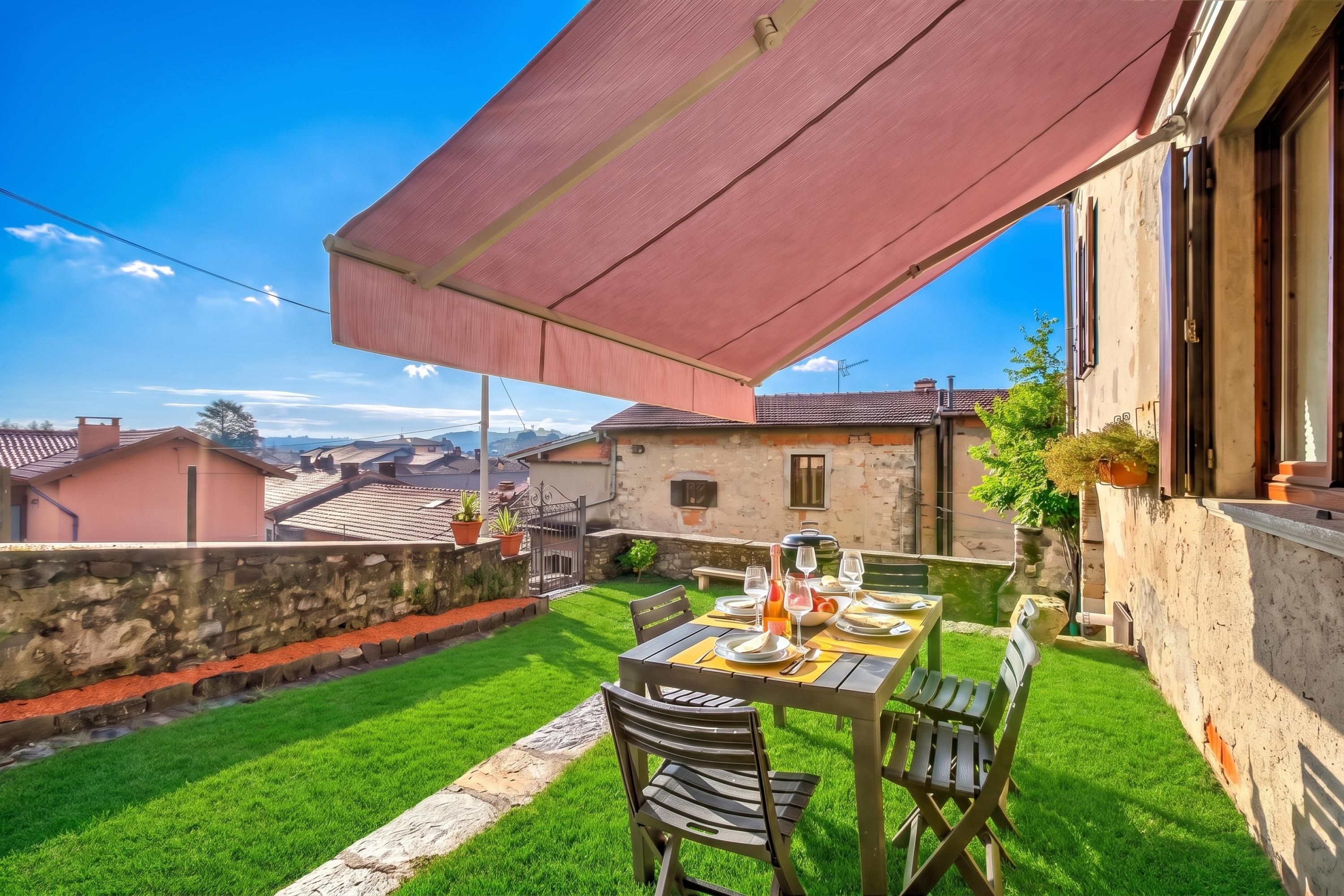 Familienhaus, 2 Schlafzimmer, Mikrowelle (Casa al Castello in Leggiuno with) | Speisen im Freien
