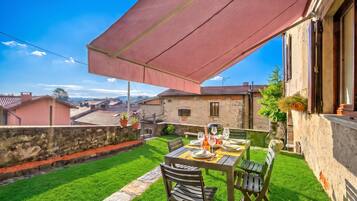 Familienhaus, 2 Schlafzimmer, Mikrowelle (Casa al Castello in Leggiuno with) | Speisen im Freien