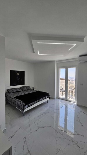Iron/ironing board, WiFi, bed sheets - Modern Hillside Retreat with Panoramic Views & Private Balcony with AC (Mussomeli)