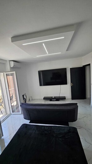 Living area - Modern Hillside Retreat with Panoramic Views & Private Balcony with AC (Mussomeli)