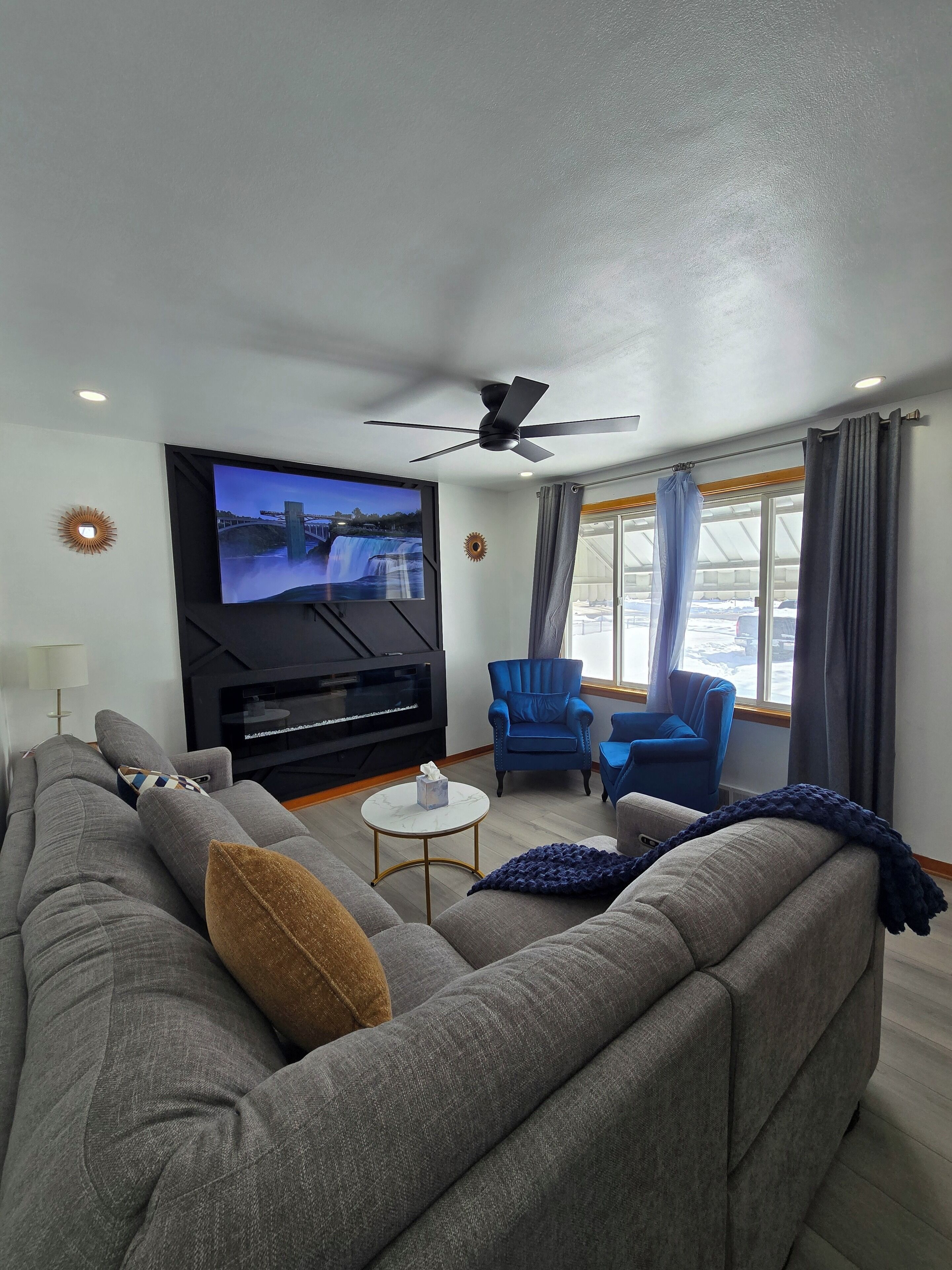 Smart TV, chimenea, futbolito y libros 