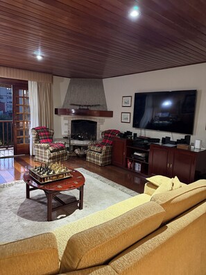 Living area - Your perfect retreat in Campos do Jordão. (Campos do Jordão)