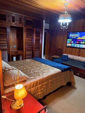 3 chambres, fer et planche à repasser, Wi-Fi, draps fournis