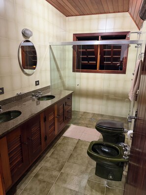 Haartrockner, Bidet, Handtücher, Seife