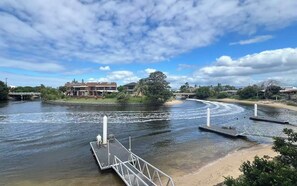 Beach - Stylish 5 Bedroom house in Mermaid Waters – Waterfront Bliss (Mermaid Waters)