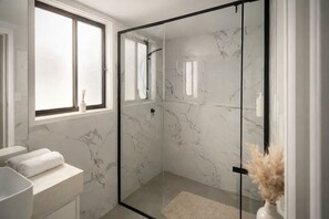 Hair dryer, towels, toilet paper - Stylish 5 Bedroom house in Mermaid Waters – Waterfront Bliss (Mermaid Waters)