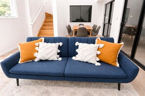 TV - Stylish 5 Bedroom house in Mermaid Waters – Waterfront Bliss (Mermaid Waters)