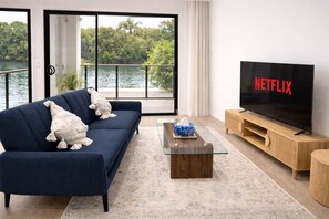 TV - Stylish 5 Bedroom house in Mermaid Waters – Waterfront Bliss (Mermaid Waters)