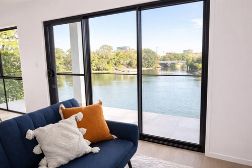 Stylish 5 Bedroom house in Mermaid Waters – Waterfront Bliss