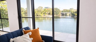 Stylish 5 Bedroom house in Mermaid Waters – Waterfront Bliss