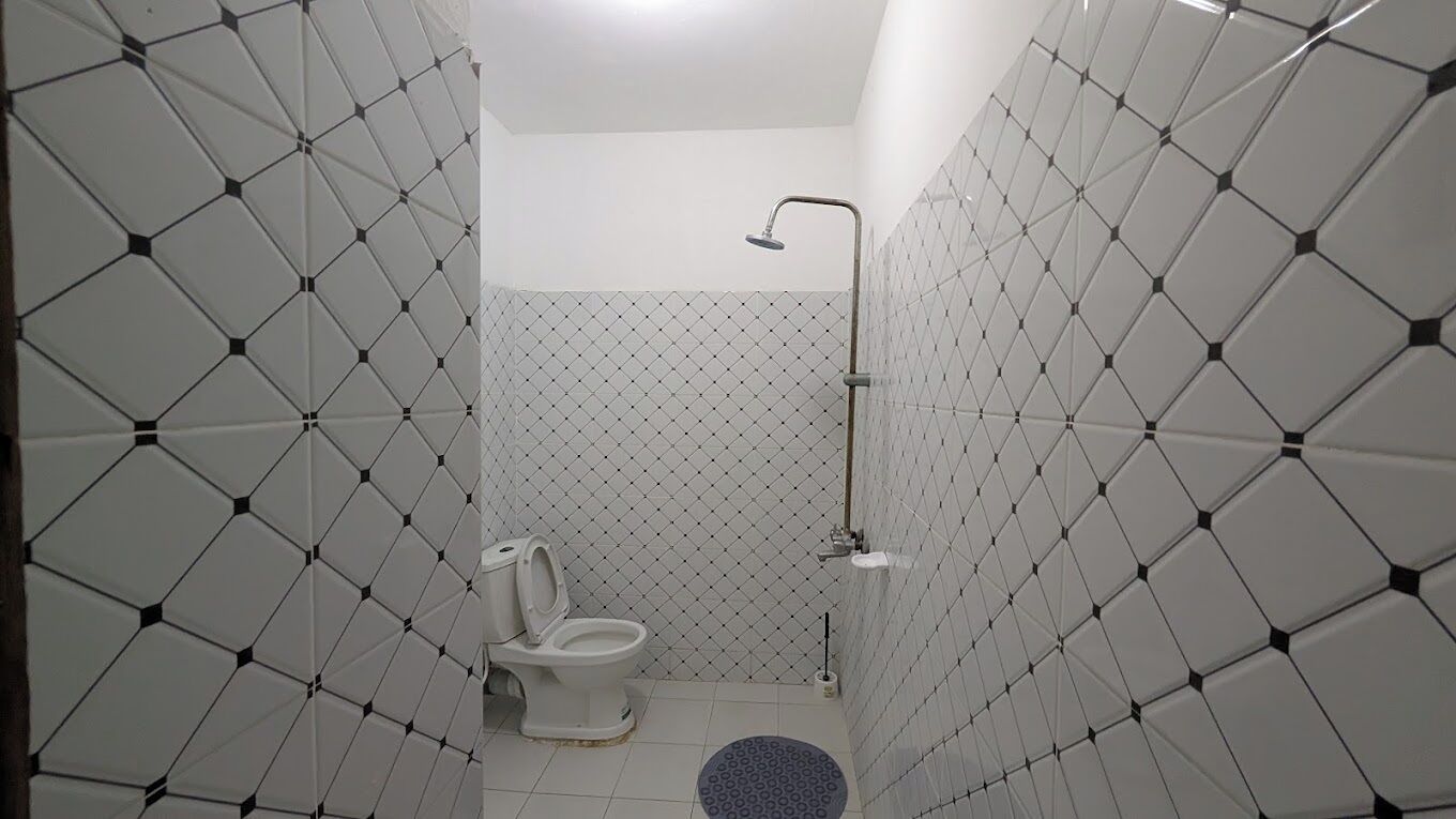 Deluxe-Doppelzimmer | Badezimmer | Dusche, kostenlose Toilettenartikel, Hausschuhe, Handtücher