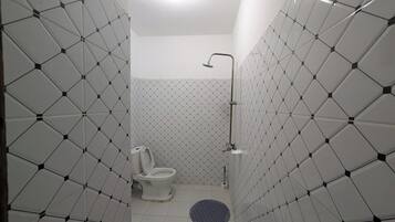 Deluxe-Doppelzimmer | Badezimmer | Dusche, kostenlose Toilettenartikel, Hausschuhe, Handtücher