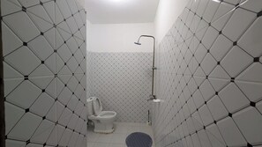 Doppia Deluxe | Bagno | Doccia, set di cortesia gratuito, pantofole, asciugamani