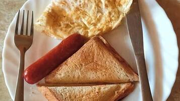 Un plat amb dues reeces de pa torrat i una salsitxa.