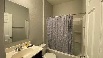 Douche, baignoire Ă jets, sĂšche-cheveux, serviettes fournies