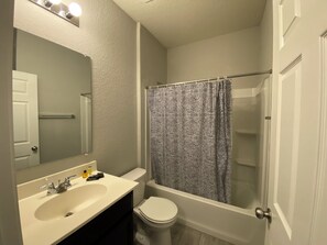 Douche, baignoire à jets, sèche-cheveux, serviettes fournies