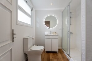 Shower, hair dryer, towels - Fifteen São Miguel (City Center) (Ponta Delgada)