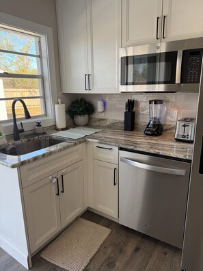 Mikrovågsugn, spishäll och diskmaskin