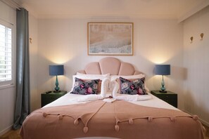 Blackout drapes, free WiFi - Lusso Retreats (Moffatdale)