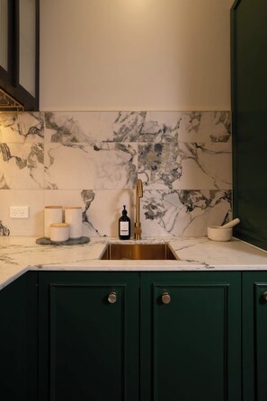 Deluxe House, Vineyard View | Private kitchen - Lusso Retreats (Moffatdale)