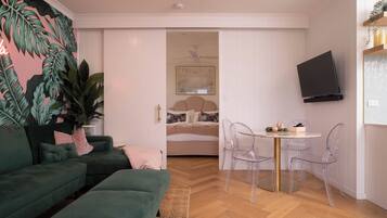 Luxury Cottage, Vineyard View | Living area