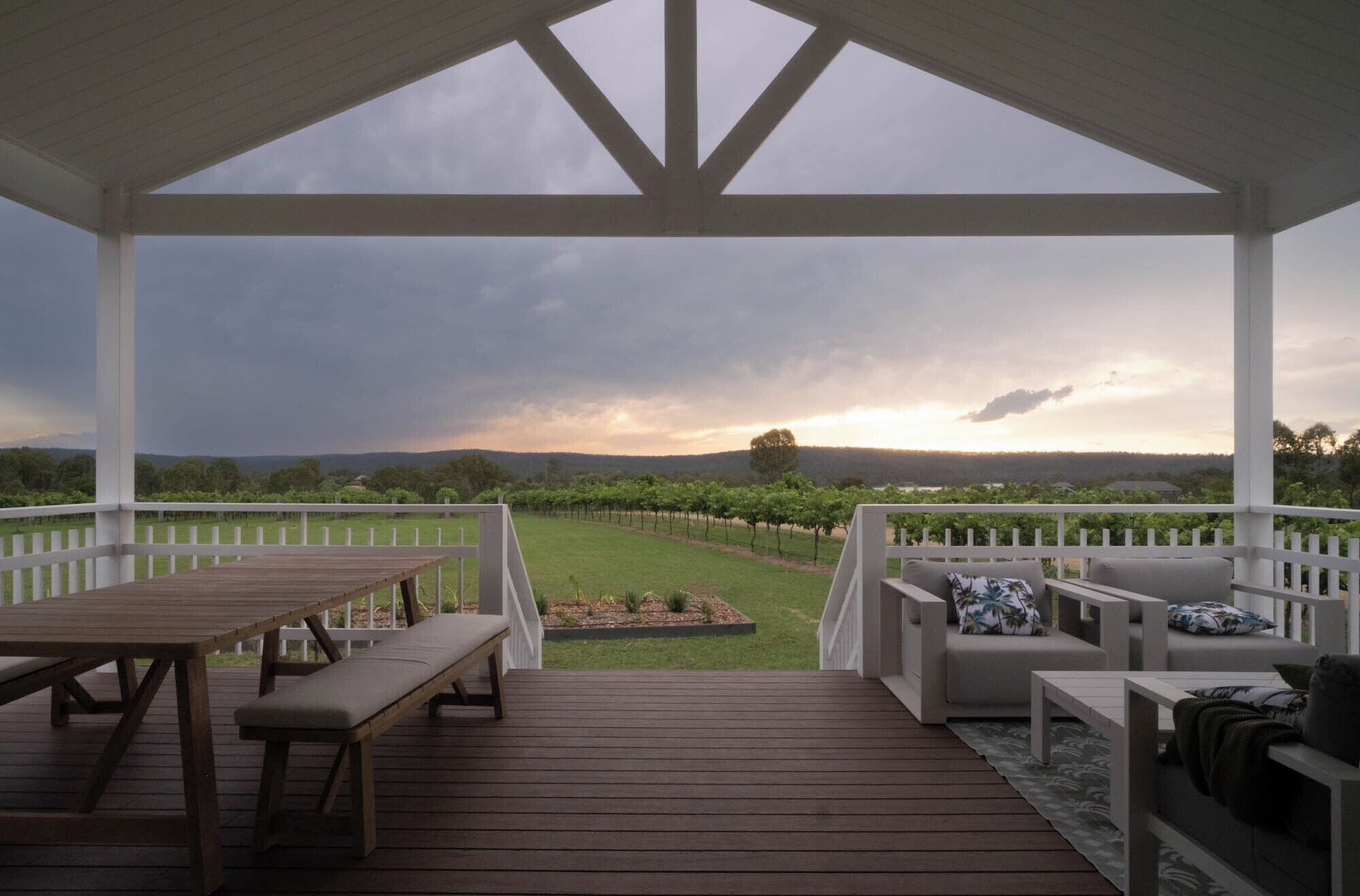 Luksus-småhus, utsikt mot vingård | Utendørsservering