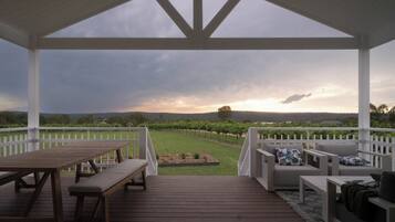 Luksus-småhus, utsikt mot vingård | Utendørsservering