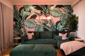 Luxury Cottage, Vineyard View | Living area